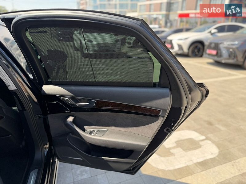 Седан Audi A8 2014 в Львові