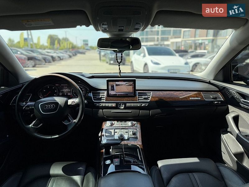 Седан Audi A8 2014 в Львові