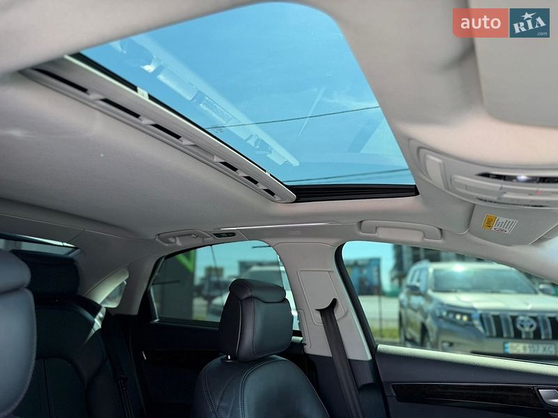 Седан Audi A8 2014 в Львові