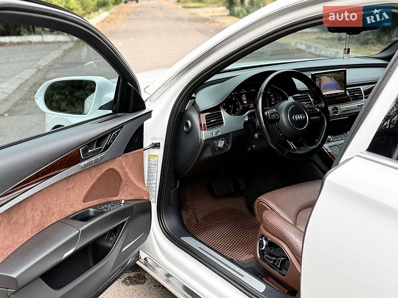 Седан Audi A8 2012 в Одесі