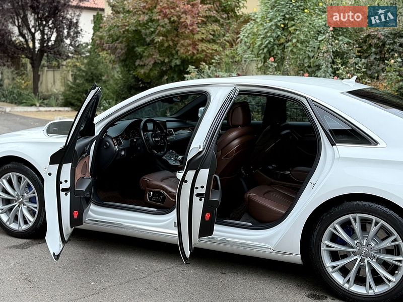 Седан Audi A8 2012 в Одесі
