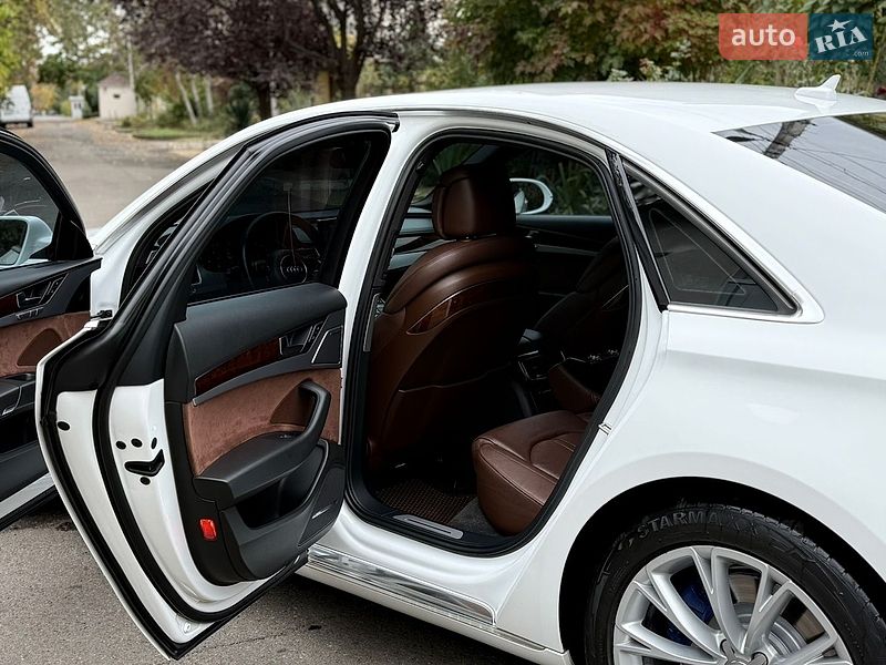 Седан Audi A8 2012 в Одесі