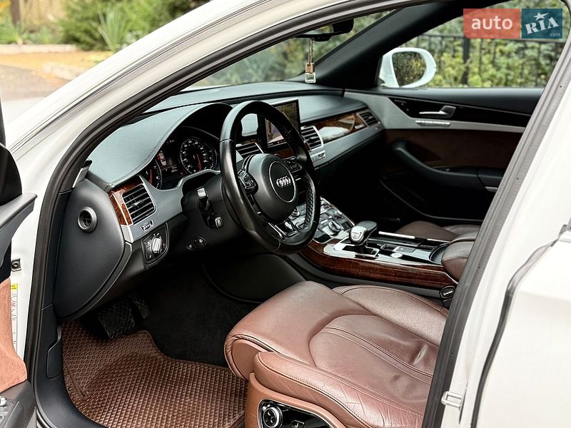 Седан Audi A8 2012 в Одесі