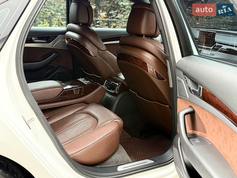 Седан Audi A8 2012 в Одесі