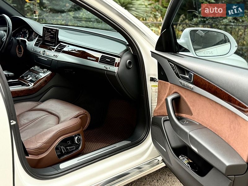 Седан Audi A8 2012 в Одесі