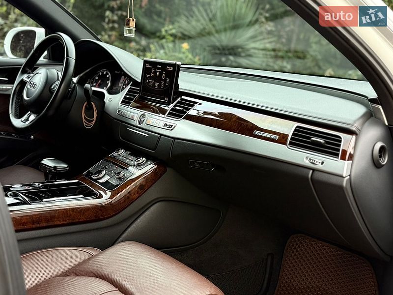 Седан Audi A8 2012 в Одесі
