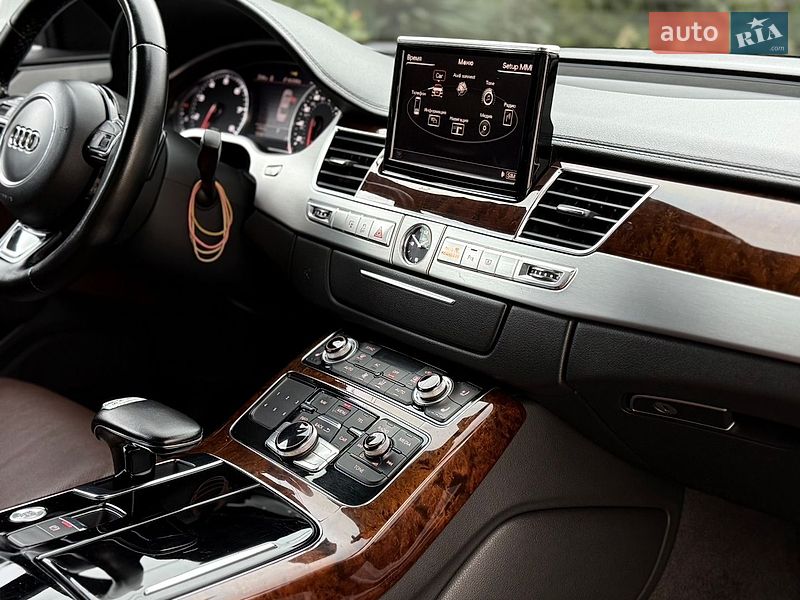 Седан Audi A8 2012 в Одесі