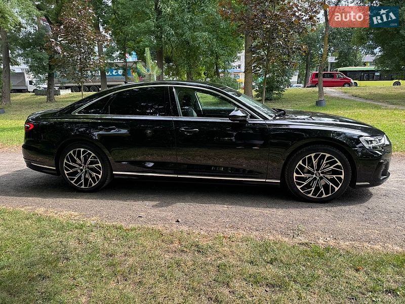 Седан Audi A8 2024 в Хмельницькому