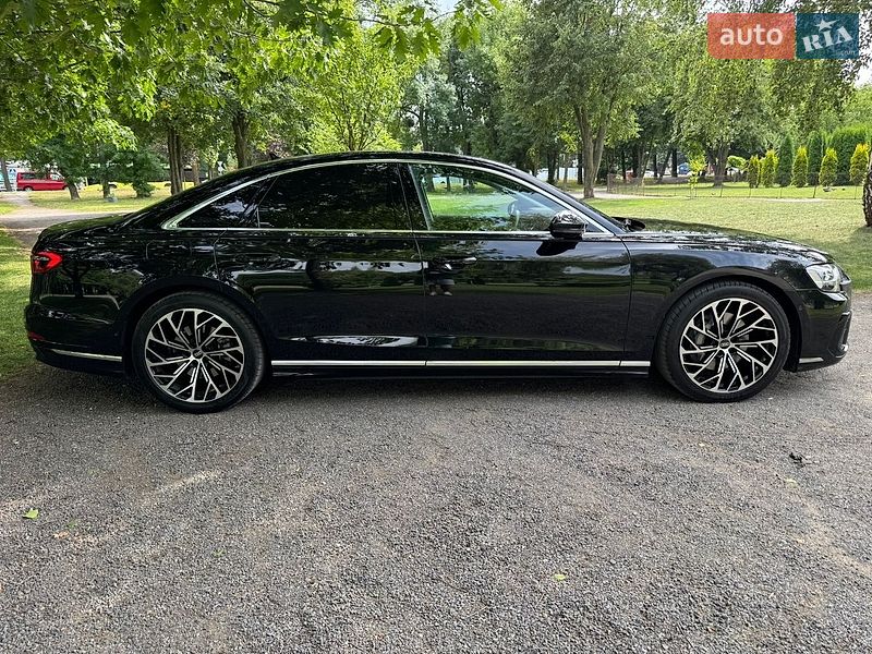 Седан Audi A8 2024 в Хмельницькому
