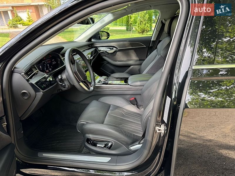 Седан Audi A8 2024 в Хмельницькому