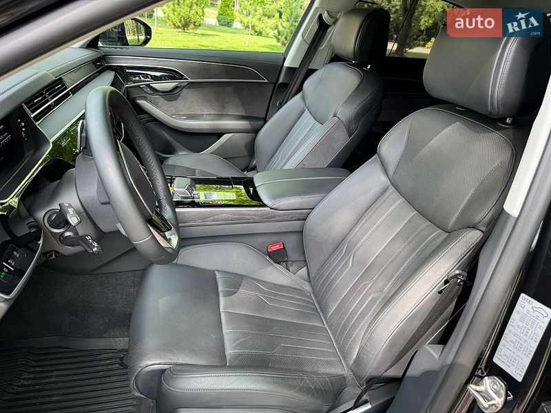 Седан Audi A8 2024 в Хмельницькому