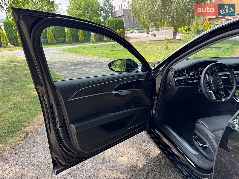 Седан Audi A8 2024 в Хмельницькому