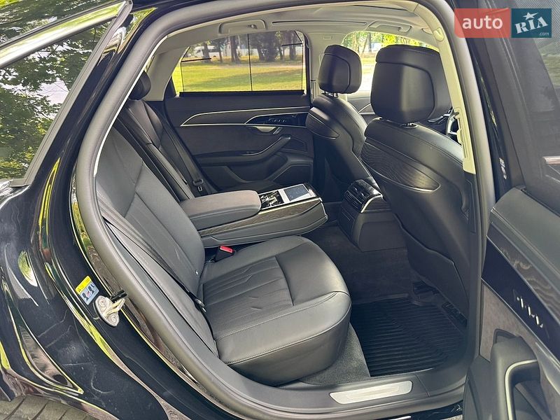 Седан Audi A8 2024 в Хмельницькому