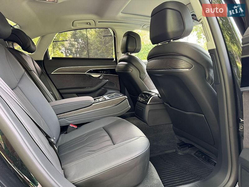Седан Audi A8 2024 в Хмельницькому