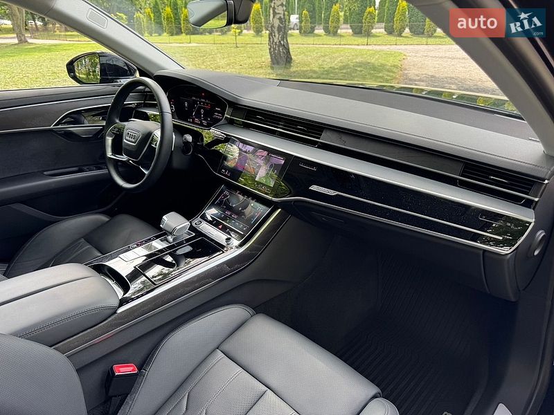 Седан Audi A8 2024 в Хмельницькому