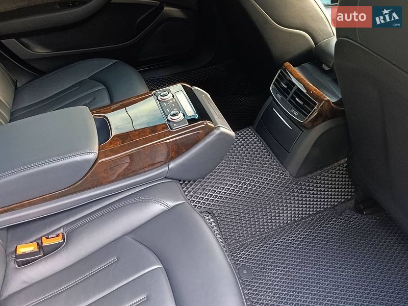 Седан Audi A8 2017 в Березане