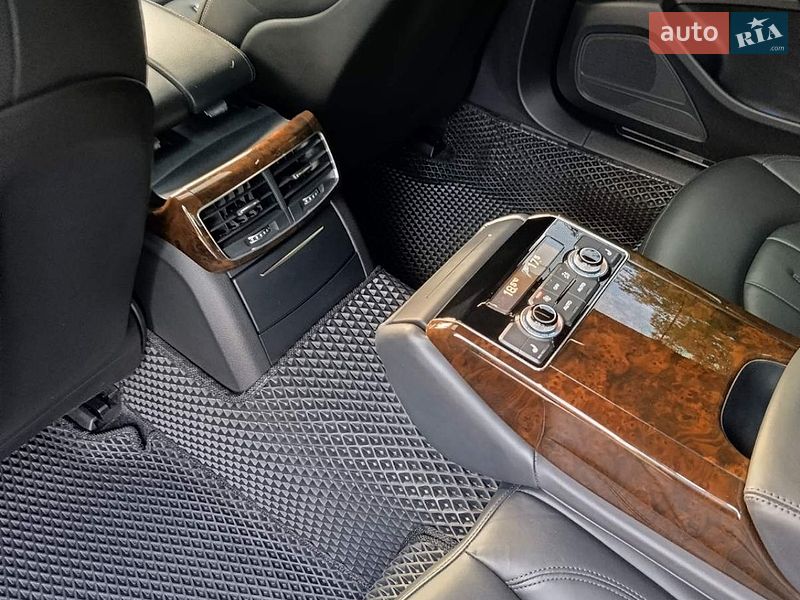 Седан Audi A8 2017 в Березане