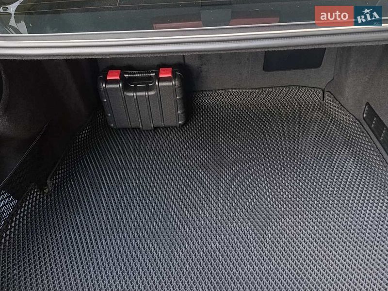Седан Audi A8 2017 в Березане