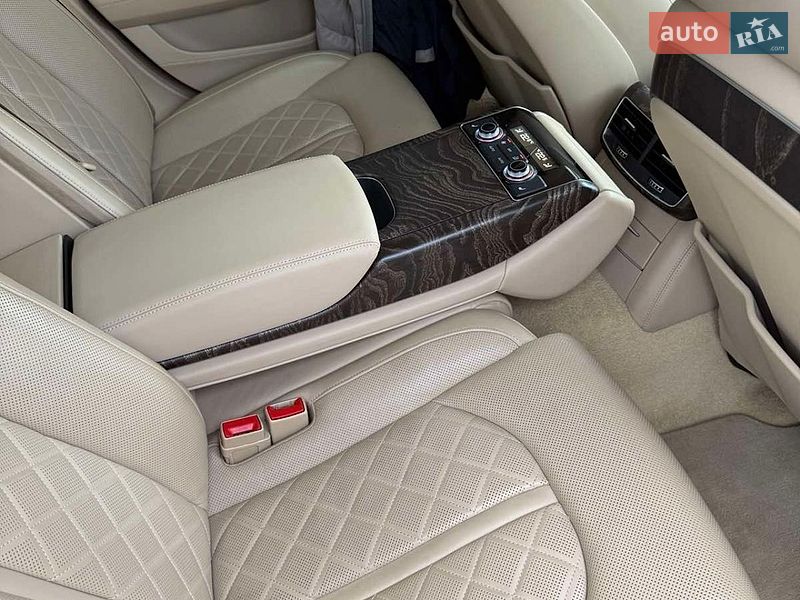 Седан Audi A8 2016 в Дубно