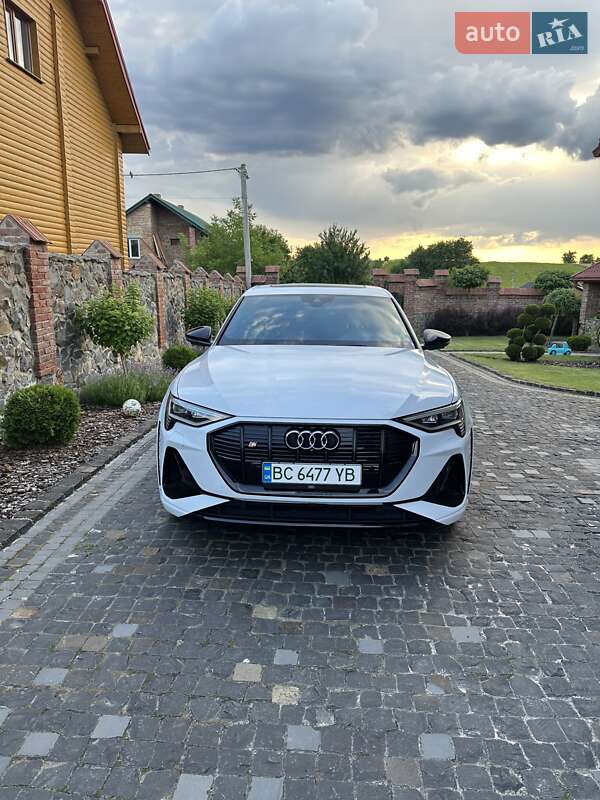 Позашляховик / Кросовер Audi e-tron S Sportback