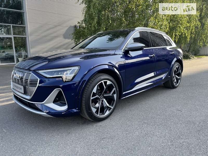 Позашляховик / Кросовер Audi e-tron S