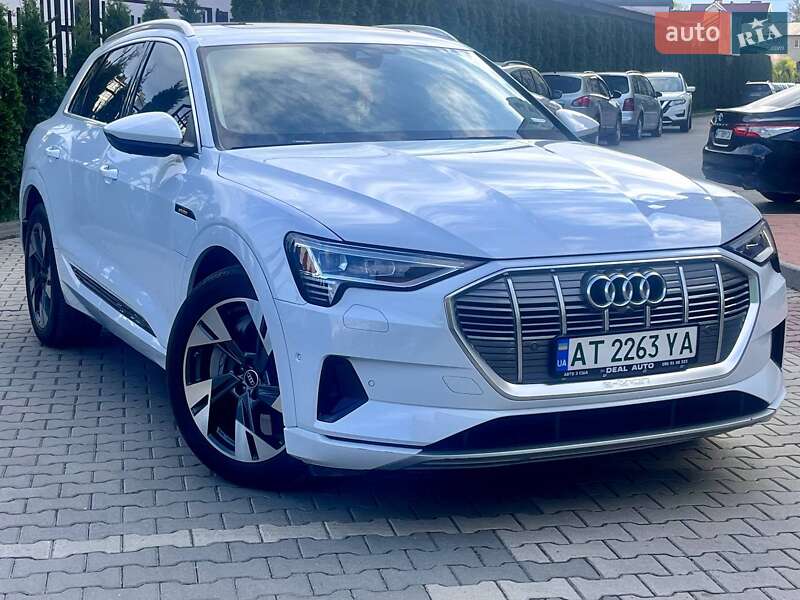 Позашляховик / Кросовер Audi e-tron