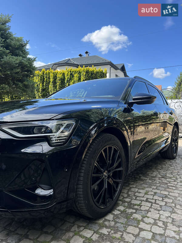 Позашляховик / Кросовер Audi e-tron