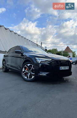 Audi e-tron  2021