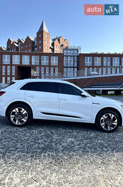 Audi e-tron  2021