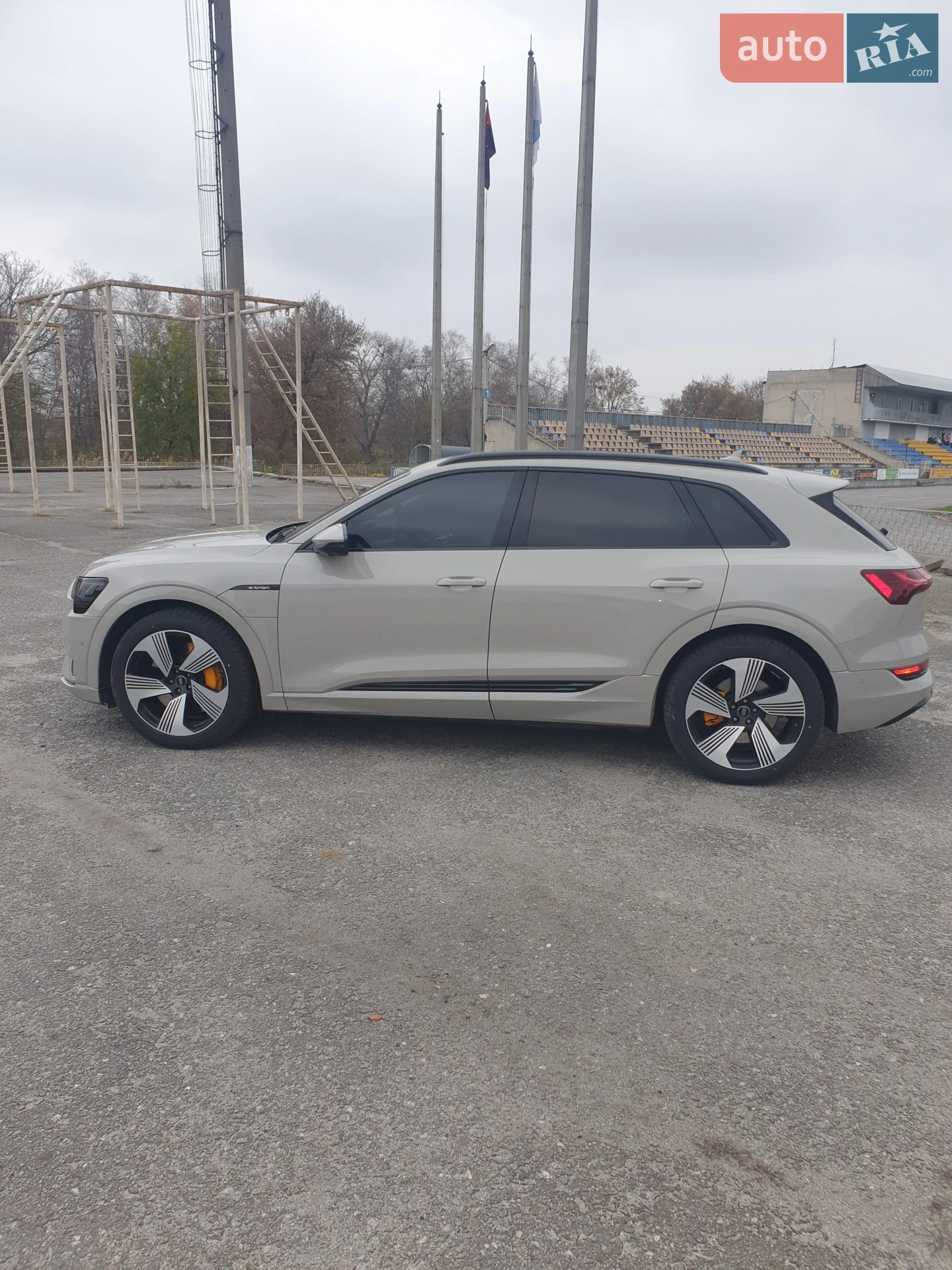 Audi e-tron 2021 VIN WA1LAAGE8NB012579 фото оголошення 3 з 26