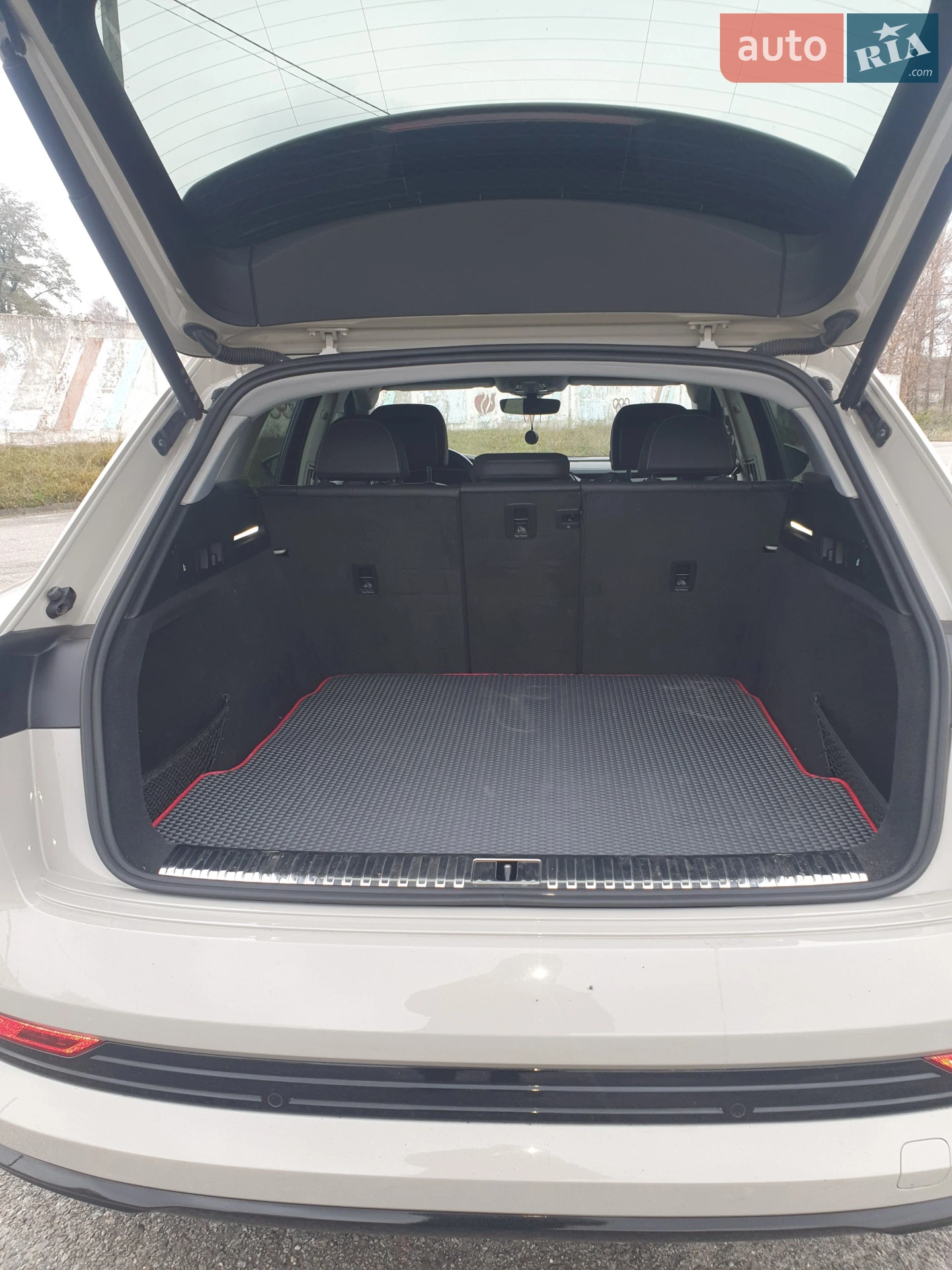 Audi e-tron 2021 VIN WA1LAAGE8NB012579 фото оголошення 10 з 26