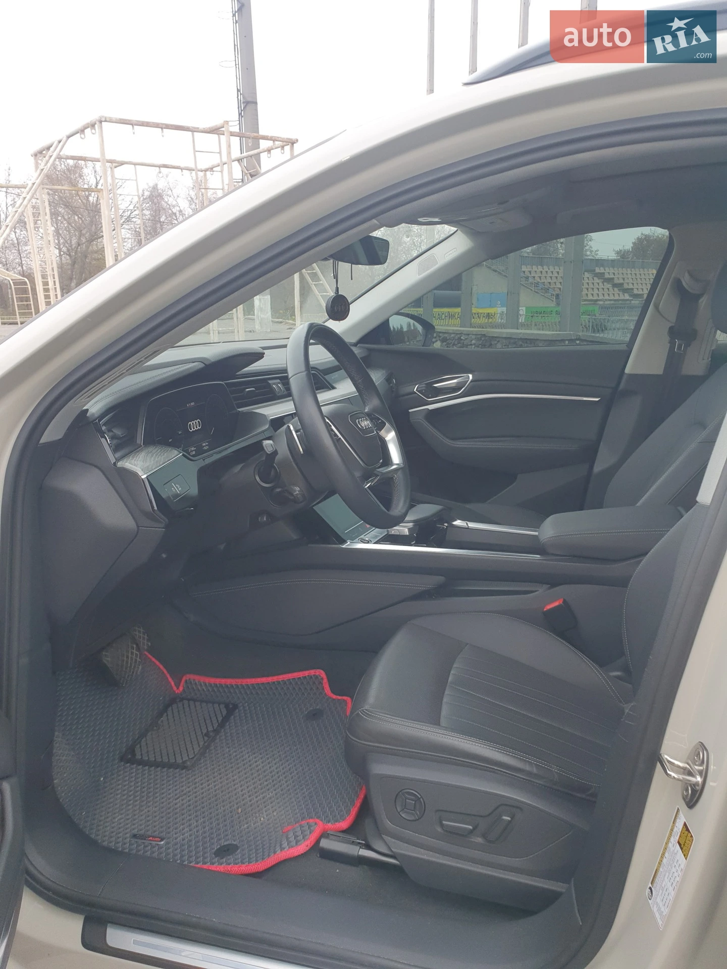 Audi e-tron 2021 VIN WA1LAAGE8NB012579 фото оголошення 11 з 26