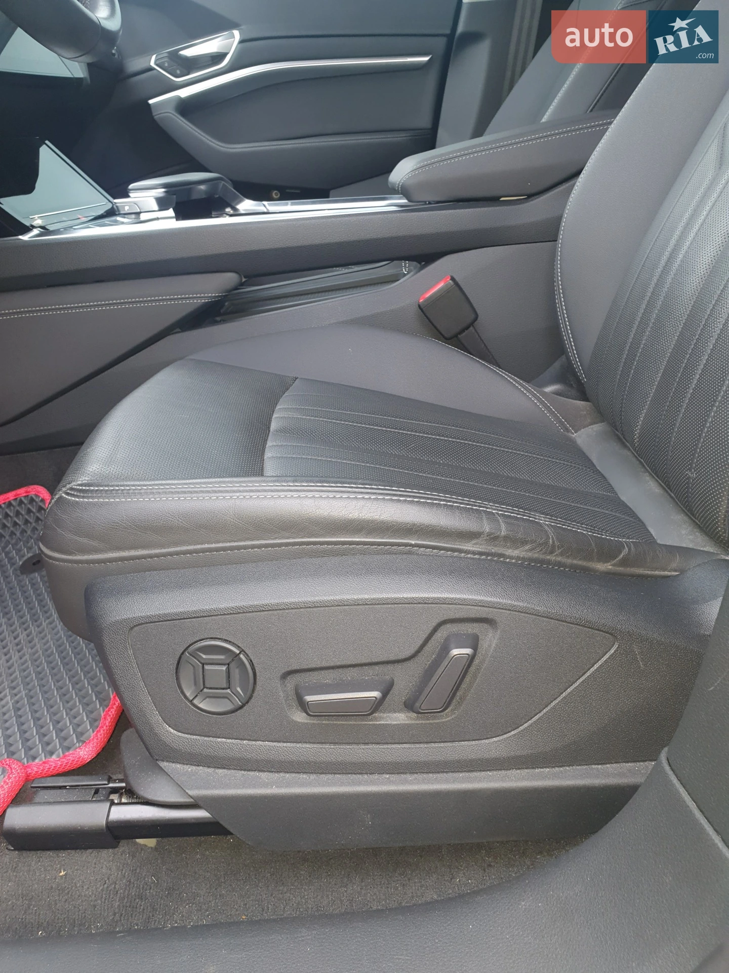 Audi e-tron 2021 VIN WA1LAAGE8NB012579 фото оголошення 13 з 26