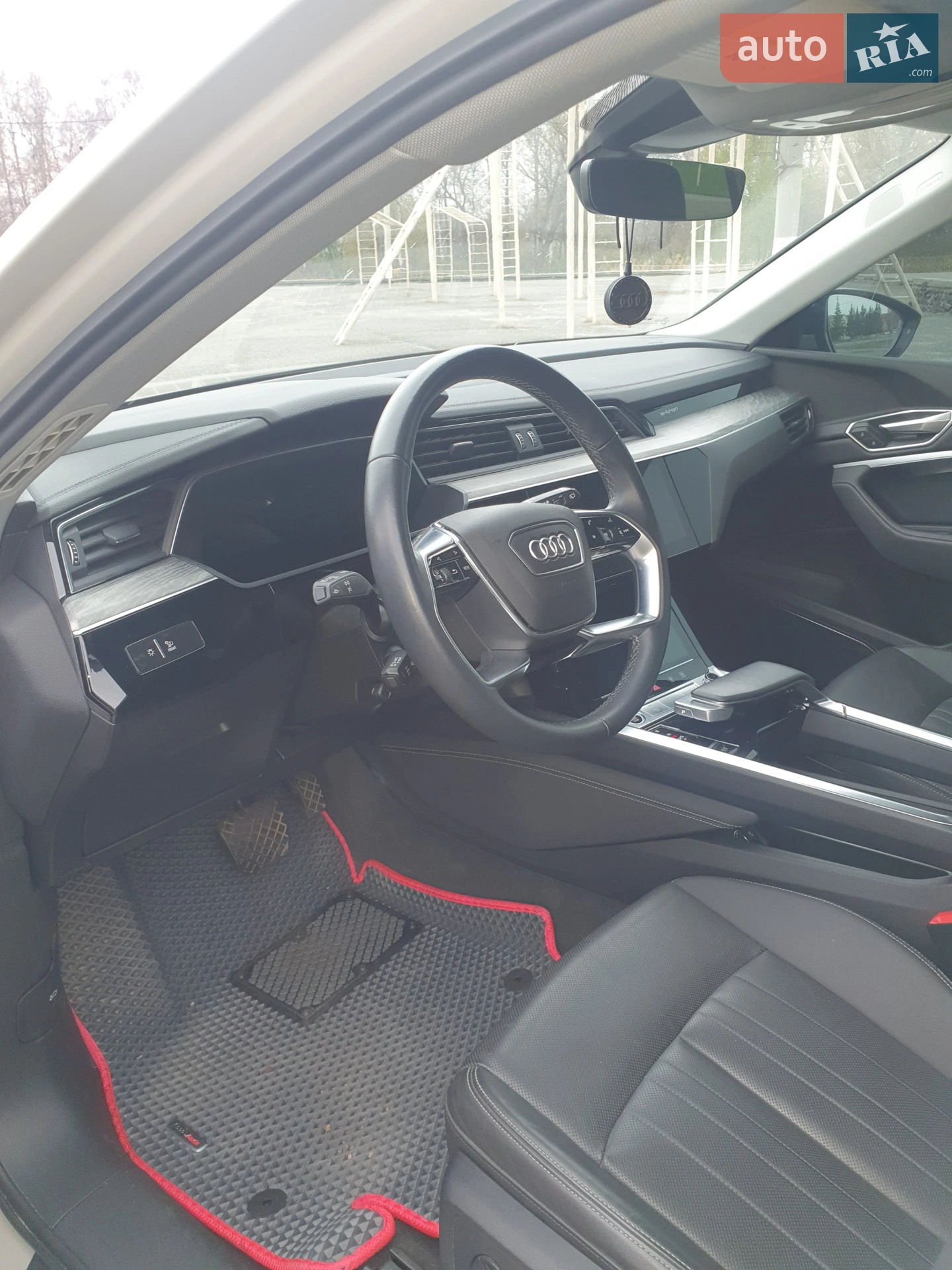 Audi e-tron 2021 VIN WA1LAAGE8NB012579 фото оголошення 14 з 26