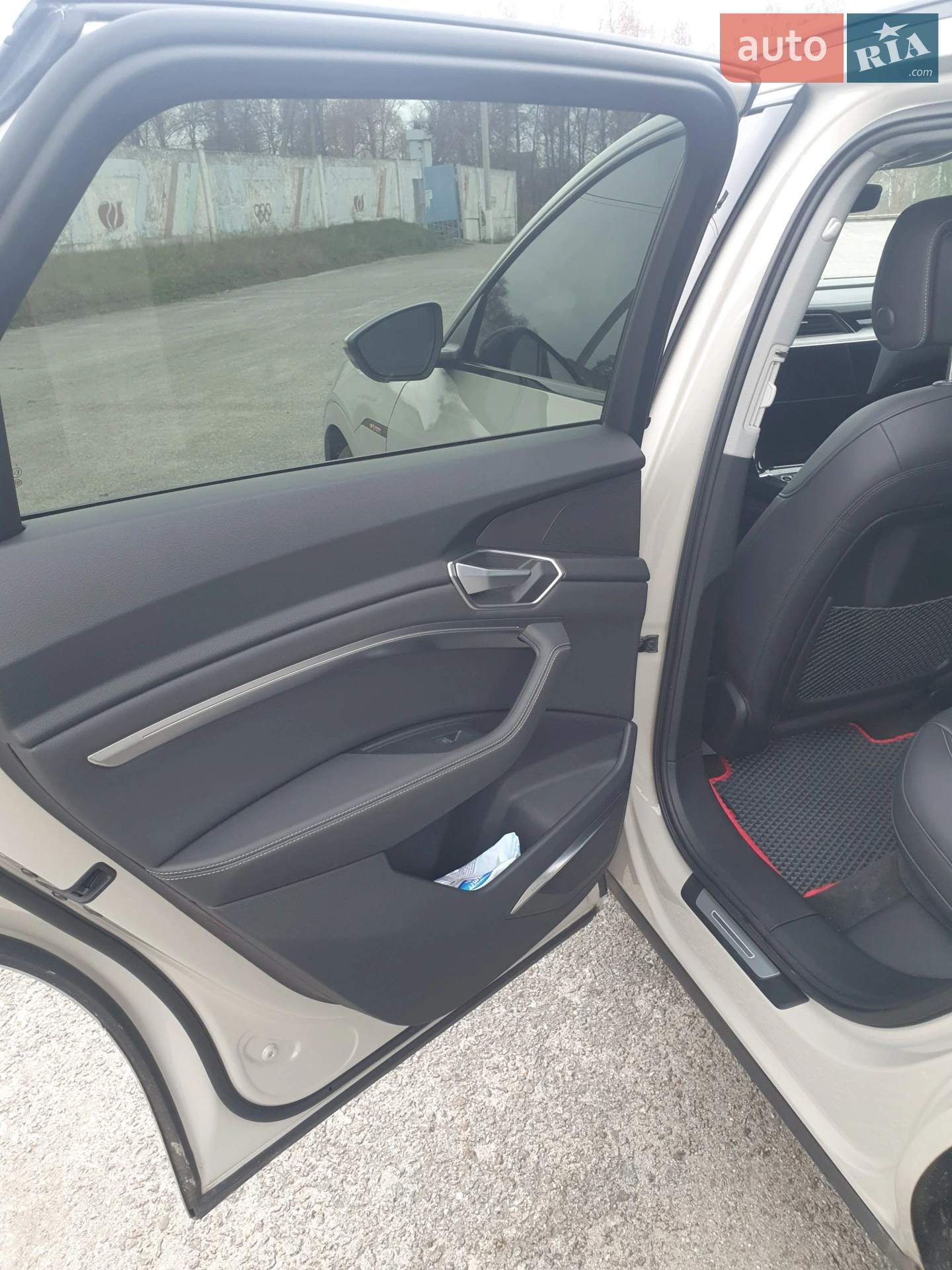 Audi e-tron 2021 VIN WA1LAAGE8NB012579 фото оголошення 16 з 26
