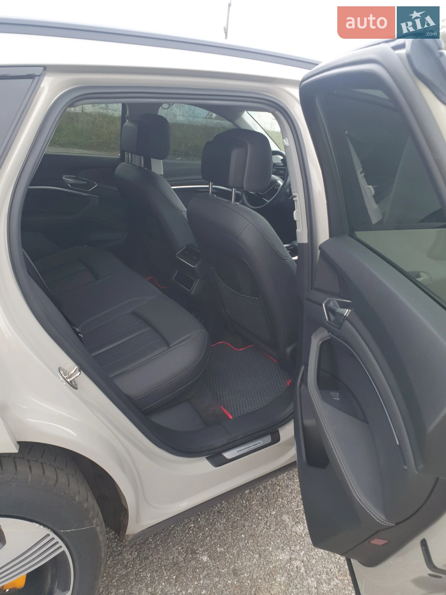 Audi e-tron 2021 VIN WA1LAAGE8NB012579 фото оголошення 17 з 26