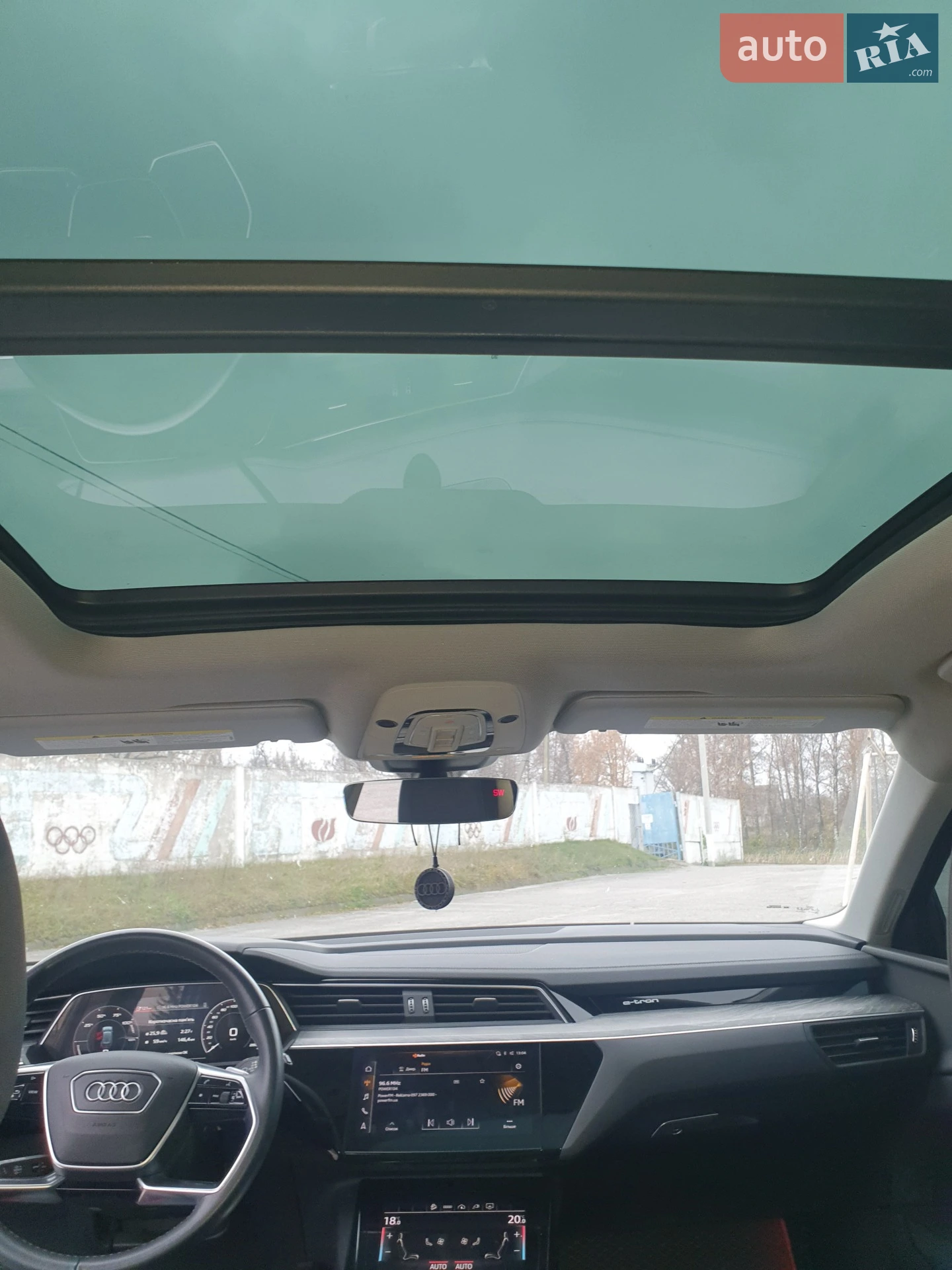 Audi e-tron 2021 VIN WA1LAAGE8NB012579 фото оголошення 23 з 26
