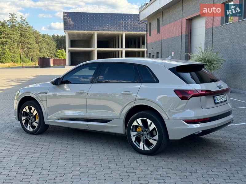Легкові Audi e-tron