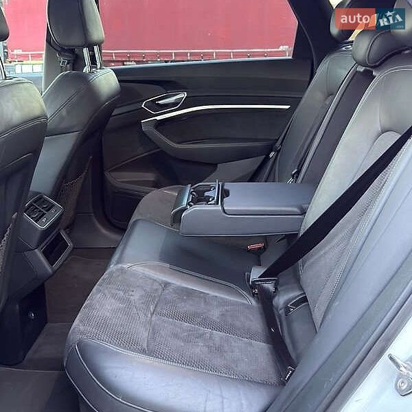 Внедорожник / Кроссовер Audi e-tron 2020 в Киеве фото 12 Внедорожник / Кроссовер Audi e-tron 2020 в Киеве
