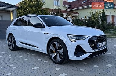 Audi e-tron  2021