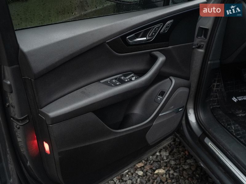 Позашляховик / Кросовер Audi Q7 2017 в Чернівцях