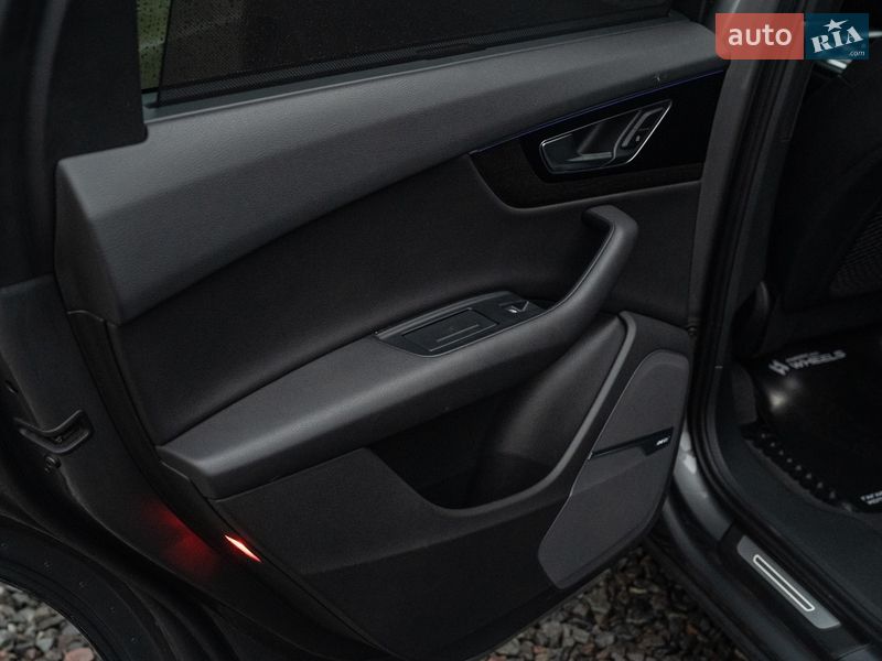 Позашляховик / Кросовер Audi Q7 2017 в Чернівцях
