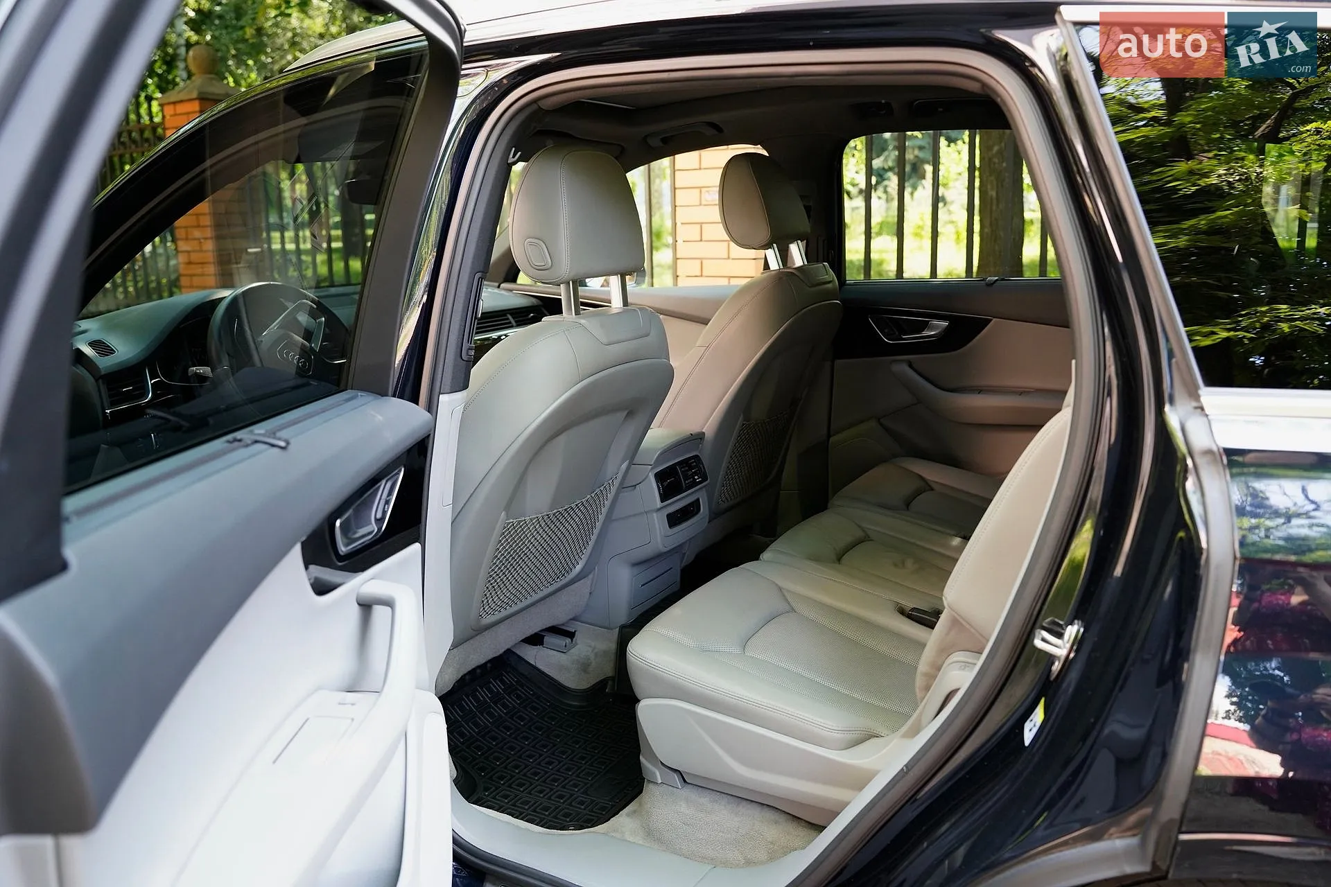 Audi Q7 2017 VIN WA1LHAF78HD050577 фото оголошення 10 з 19