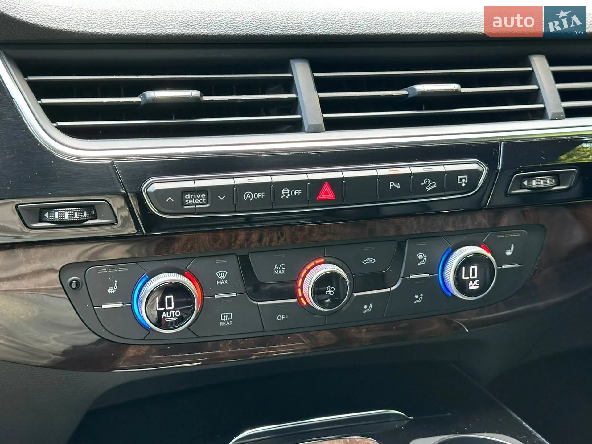 Audi Q7 2016 VIN WA1LAAF73HD013876 фото оголошення 37 з 40