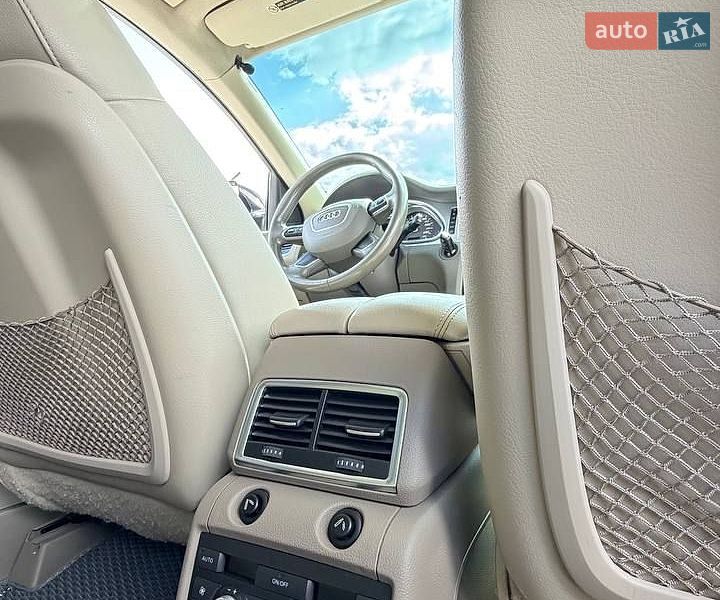 Позашляховик / Кросовер Audi Q7 2012 в Вараші