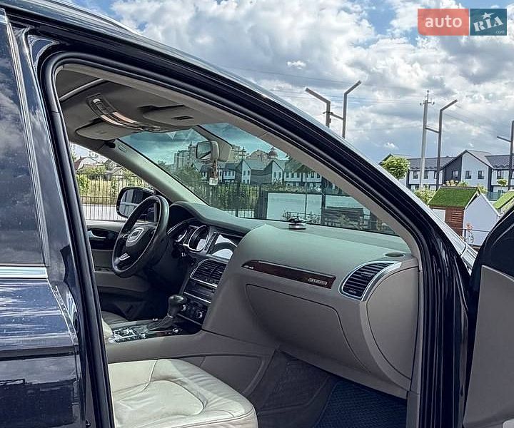 Позашляховик / Кросовер Audi Q7 2012 в Вараші