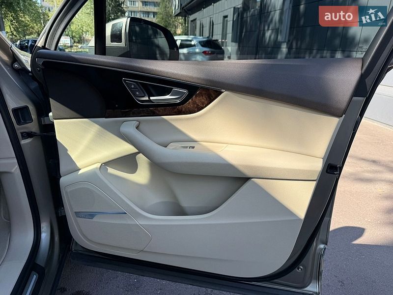 Позашляховик / Кросовер Audi Q7 2016 в Києві
