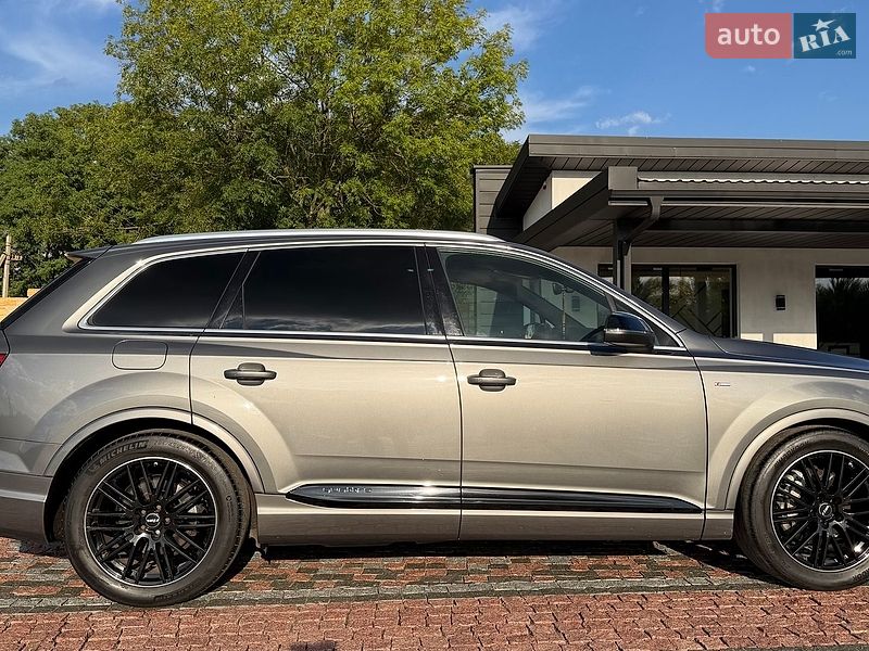 Позашляховик / Кросовер Audi Q7 2016 в Нововолинську