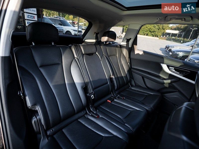 Внедорожник / Кроссовер Audi Q7 2016 в Новояворовске