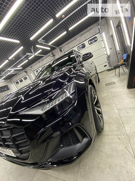 Позашляховик / Кросовер Audi Q8